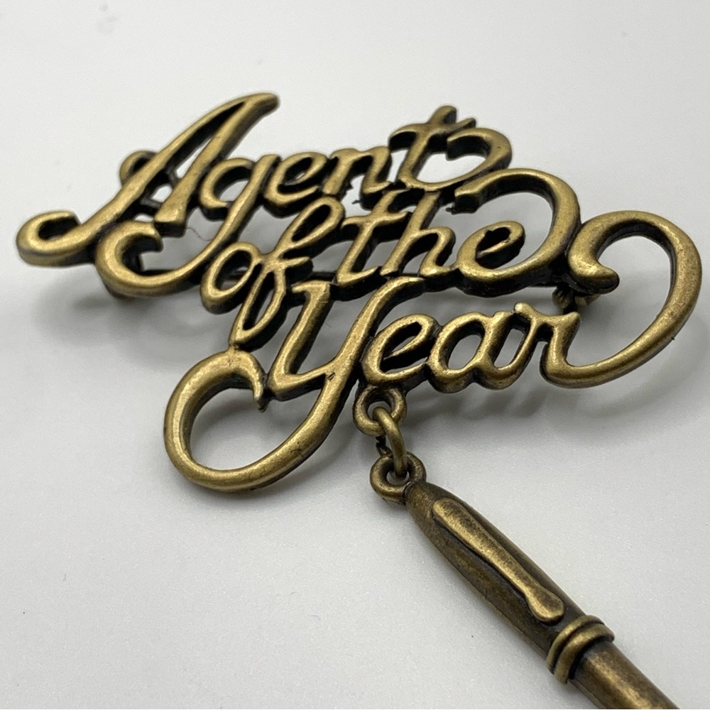 JJ signed Agent Of The Year Pewter Pin Brooch with a Pen Charm - Picture 2 of 6